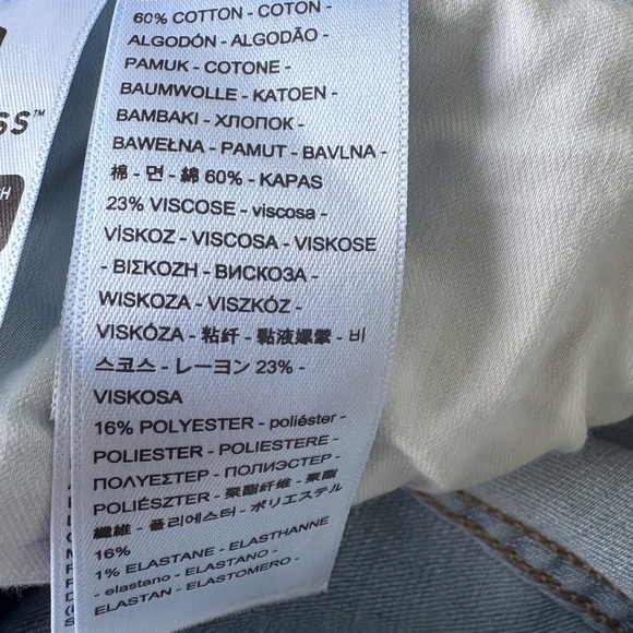 Levi Women Classic Bermuda Denim Shorts Size 22W NWT Beach Vacation Football - Picture 8 of 12